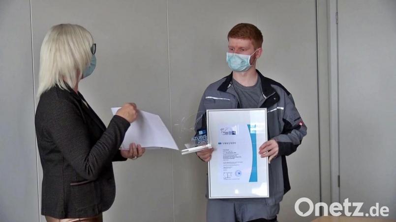 Personalleiterin Annette Enders überreicht Frank Nickl seinen Pokal und die Urkunde. Bild: jma