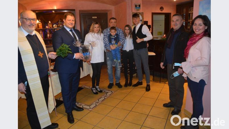 Den kirchlichen Segen gab es für die &quot;Trattoria &amp; Pizzeria Palermo“ in der früheren Martinsklause. Im Bild (von links) Stadtpfarrer Anton Witt, Bürgermeister Stefan Grillmeier, Letizia Monzu mit ihrer Familie sowie die Vermieter Pietro und Marketa Barra. Bild: jr