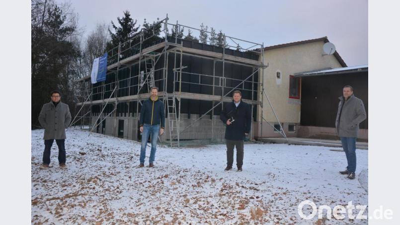 Der Ausbau des Sportheims Steinmühle zum neuen Dorfmittelpunkt kostet deutlich mehr als geplant. Von links Planer Markus Braun, SV-Vorsitzender Stephan Andörfer sowie Bürgermeister Stefan Grillmeier und Thomas Siller (Bauamt VG Mitterteich). Bild: jr