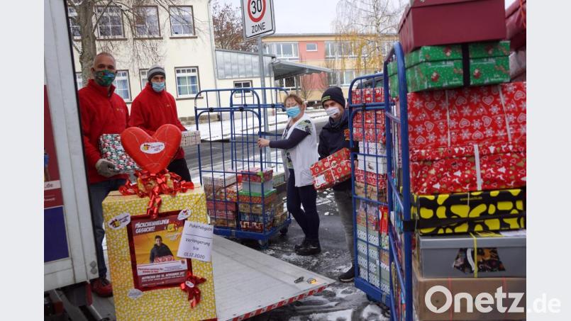 Alexander Danzer und Birgitt Bayer halfen den Fahrern Thomas und Andy (von rechts) beim Beladen des Lastwagens. Bild: bkr