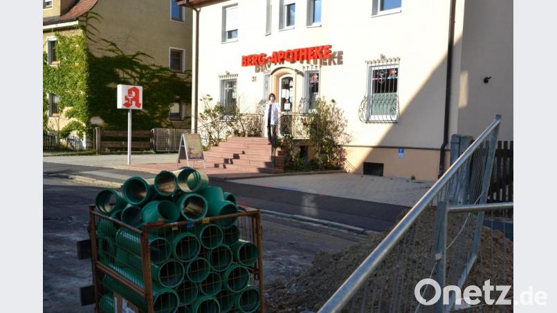 Zwischen Baustelle und Apotheke passt nur noch ein Gehweg: Susanne Haller geht davon aus, dass die Umsätze sinken werden, aber: „Dass die Bäumlstraße gemacht werden muss, darüber brauchen wir nicht reden.“ Bild: tk