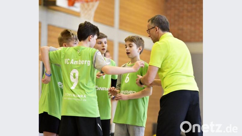 Trainer Stefan Franz (rechts) kümmert sich seit drei Jahren intensiv um den Nachwuchs beim VC Amberg. Bild: Hubert Ziegler