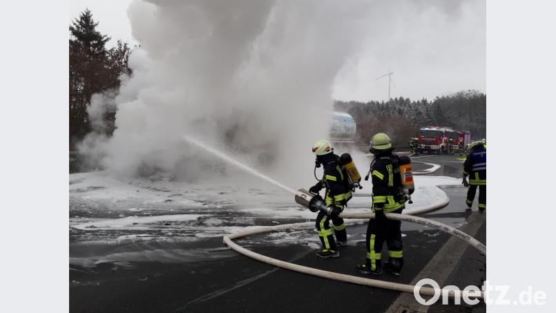Ein Milchlaster ist am Donnerstagmittag auf der A6 bei Alfeld in Vollbrand gestanden. Die Polizei benennt als Ursache für das Feuer einen technischen Defekt am Fahrzeug. Bild: Feuerwehr Alfeld