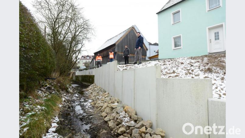 Die Beseitigung der Straßenschäden in der Ringstraße machte die Errichtung einer neuen Böschungsbefestigung zum Mühlbach hin notwendig. Über die erfolgreiche abgeschlossene Maßnahme freuten sich Bauhofleiter Stephan Glossner, Michael Kraus, Firma Georg Kraus, Mantel, Geschäftsleiter Michael Gräf und Bürgermeister Sebastian Hartl (von links). Bild: bey