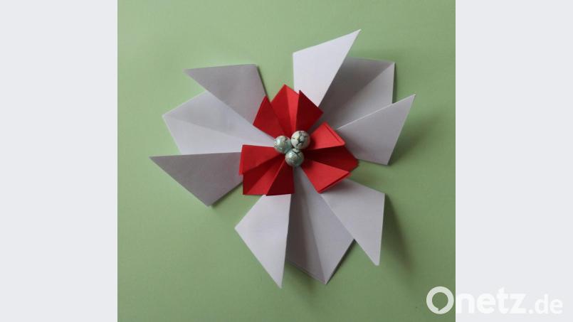 Die Christrose ist das Wintersymbol für das Leben schlechthin. Diese hier ist aus jeweils drei Ornamenten und drei Perlen entstanden. . Bild: rpp