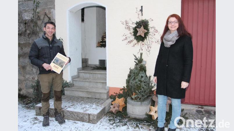 Marina Hirnet und Oswald Hamann freuen sich über einen gelungenen Kalender 2021. Bild: pi