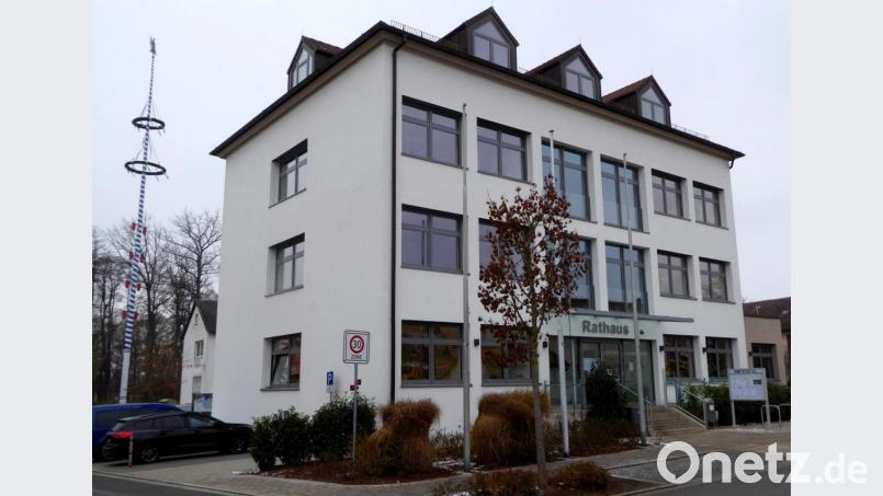 Der Stein des Anstoßes: Für das energetisch sanierte Schirmitzer Rathaus wird die Miete für die Mitgliedsgemeinden der Verwaltungsgemeinschaft stark erhöht. Bild: fsb