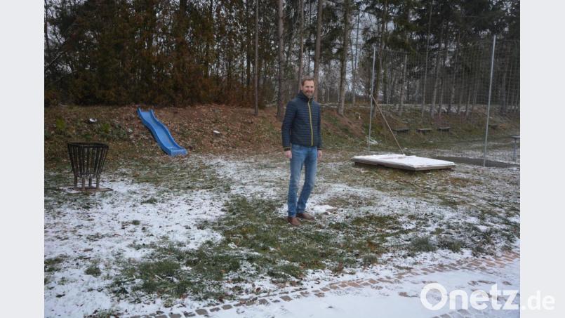 Vorsitzender Stephan Andörfer steht auf dem Gelände, wo der SV Steinmühle einen neuen Kinderspielplatz schaffen will. Im Zuge einer Crowdfunding-Aktion werden noch bis zum 23. Dezember Spenden gesammelt. Bild: jr