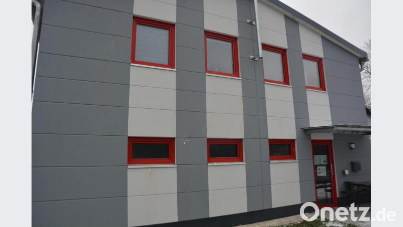 Diese Giebelwand des Feuerwehrhauses in Groschlattengrün wurde mit rohen Eiern beworfen. Der Bürgermeister bittet um Hinweise, die zur Ermittlung der Täter führt. Bild: jr