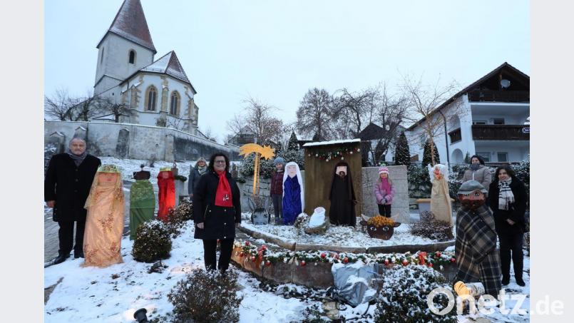 Keine Ostereier, sondern fast menschengroße Figuren zieren den Ammerthaler Dorfbrunnen in diesen Wochen. Über die Premiere ihres Weihnachtsbrunnens freuen sich (von rechts) Andrea Konrad (Grundschule Ammerthal), Susanna Honig (Kita Zwergenland), die beiden Malerinnen Marlena und Fiona, Doris Weiß (HKV), Tanja Englhard (Kita St. Nikolaus) und Bürgermeister Anton Peter. Bild: Wolfgang Steinbacher