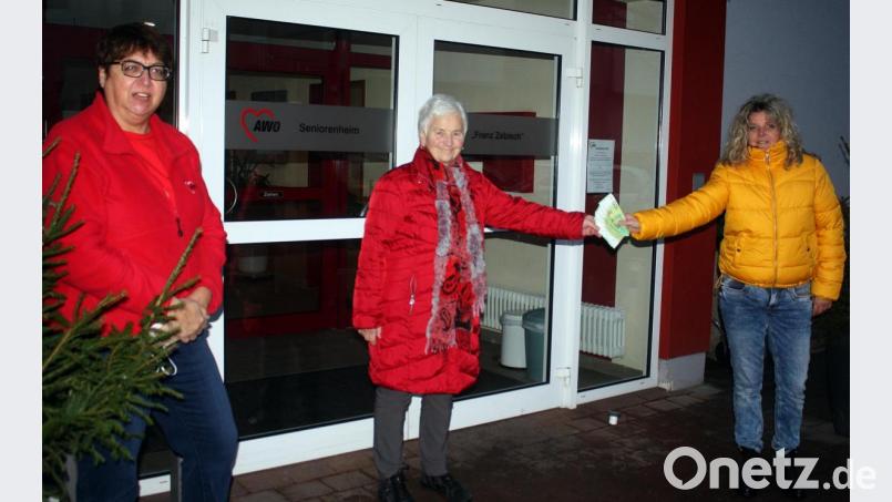 Die Spende der Schimmel AG übergibt (von rechts) Beate Merkel an Hilde Zebisch und Heimleiterin Silvia Zeitler. Bild: R. Kreuzer