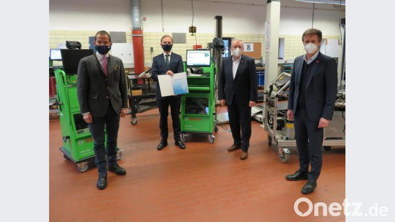 Staatssekretär Thomas Rachel (Zweiter von links) überbringt im Berufsbildungszentrum der Handwerkskammer in Weiden
den Förderbescheid über 150.000 Euro aus dem Bundesbildungsministerium. Mit dabei (von links) Bundestagsabgeordneter Albert Rupprecht, HWK-Hauptgeschäftsführer Jürgen Kilger und der stellvertretende Hauuptgeschäftsführer Hans Schmid. Bild: Handwerkskammer