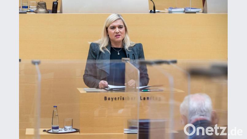 Bayerns Gesundheitsministerin Melanie Huml (CSU) spricht bei einer Landtagssitzung. Archivbild: Peter Kneffel/dpa