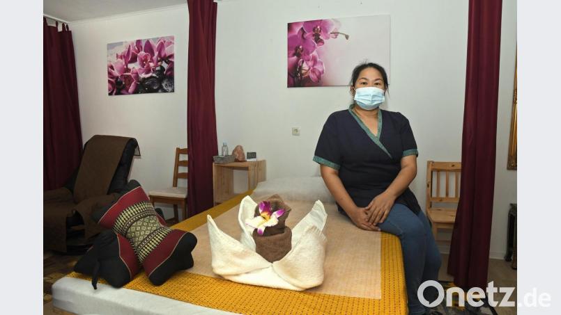 Natchapom Scheffler auf einer ihrer vier Massage-Matratzen. Momentan wird keine einzige davon genutzt. Der Salon muss aktuell geschlossen bleiben. Bild: Petra Hartl