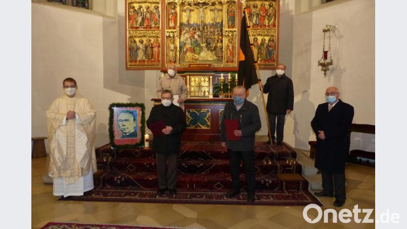 Treue Kolpingmitglieder wurden mit Geschenken ausgezeichnet. Im Bild (von links): Präses Daniel Fenk, Josef Ockl, Willibert Krapf und Vorsitzender Elmar Pilz sowie (hinten von links) Alois Weigl und Bannerträger Werner Berr. Bild: kod