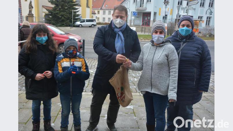 Bürgermeister und Gewerbefördervereinsvorsitzender Stefan Grillmeier (Mitte) verteilte Süßes an die Kinder und mitunter auch an einige Erwachsene, auch zur Aufmunterung, angesichts der tristen Lage. Bild: jr