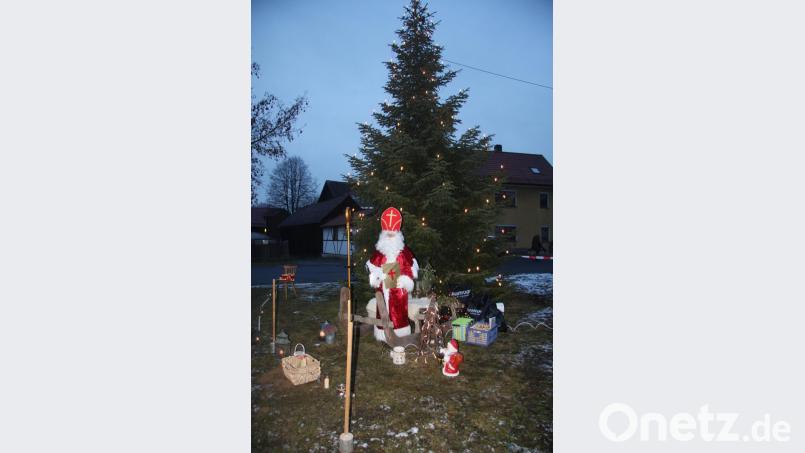 Die stimmungsvolle Szene am Schönhaider Dorfstadel war eine Idee des Opel-Clubs. Den Christbaum hatte der Wiesauer Bauhof errichtet. Bild: wro