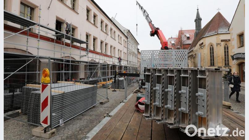 Es tut sich was beim ehemaligen Kaufhaus Storg/Forum. Derzeit wird entlang der historischen, denkmalgeschützten Fassade das Gerüst aufgebaut. Bild: Wolfgang Steinbacher