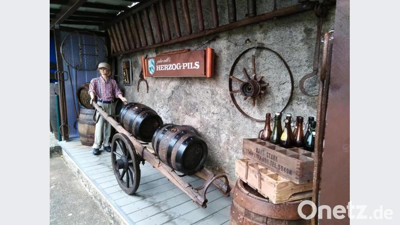 Brauer Luke am historischen restaurierten Bierkarren ziert die neue Abteilung. Das Biergarten-Museum ist abgeschlossen, aber Erwin Kraus arbeitet schon am zweiten Teil. Bild: Erwin Kraus