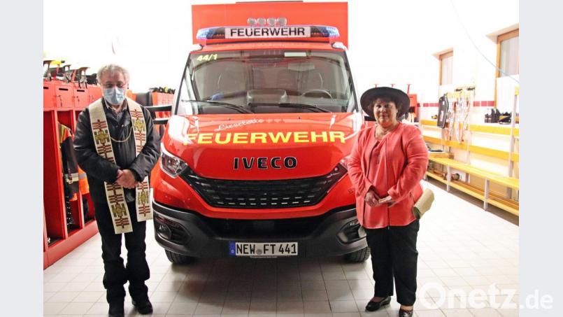 Pfarrer Edmund Prechtl (links) segnete das neue Einsatzfahrzeug. Der Fahrzeugname stammt von Lieselotte Prischenk. Bild: jma