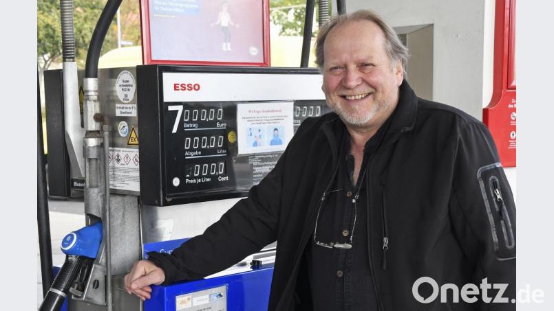 Willy Moebius in seiner Tankstelle in Amberg. Bild: Petra Hartl