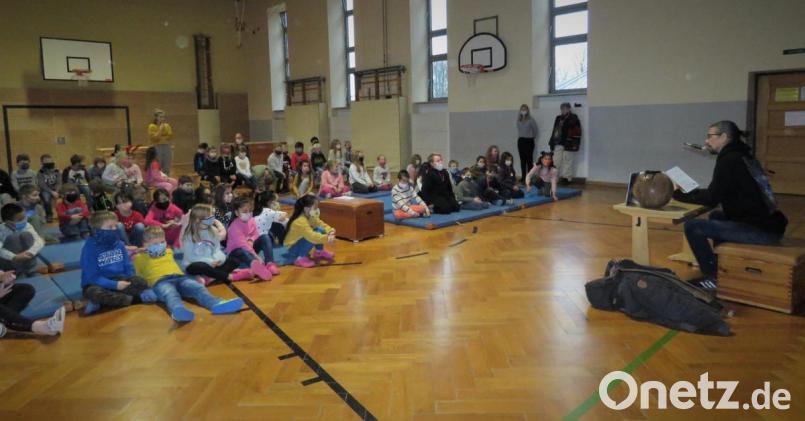 Damit es keinen Stress gibt wegen Corona teilten die Lehrerinnen die Grundschüler für die Lesung in drei Schichten auf und veranstalteten sie in der Turnhalle. Bild: ubb