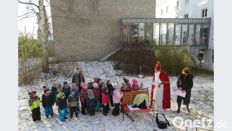 Aufmerksam hörten nicht nur die Senioren auf der Terrasse, sondern auch die Kinder der Igelgruppe dem Nikolaus (Bruno Ponnath) zu. Anna Keck (rechts) und Simone Wöhrl (hinten links) hatten die Buben und Mädchen bestens auf ihren Auftritt vorbereitet. Bild: jzk