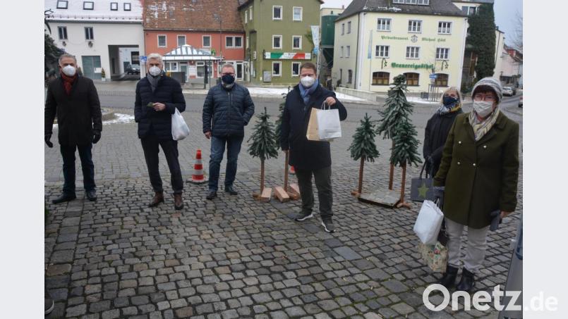 Geduldig warten die Käufer auf die Möglichkeit, Marmelade zu kaufen und wurden derweil von Landrat Roland Grillmeier (links) unterhalten. Auch Mitterteichs Bürgermeister Stefan Grillmeier (mit Tasche) deckte sich mit Marmelade ein. Bild: jr