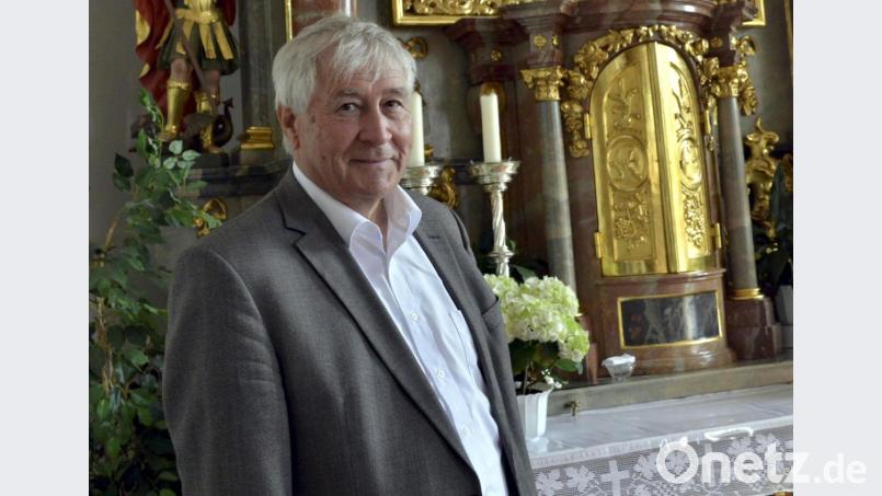 Wolf-Dieter Hamperl in der Pfarrkirche Neukirchen zu St. Christoph. Vierling malte 1942 das Hochaltarbild mit dem Heiligen Christophorus. Bild: Karin Wilck