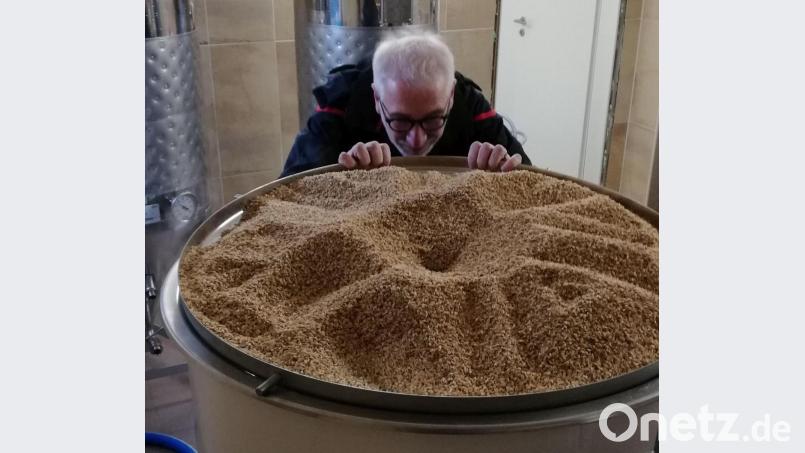 Jürgen Laubert wirft einen prüfenden Blick auf die Verarbeitung der Rohstoffe. Er ist der Brau-Experte beim Kommunbierverein Eschenbach. Bild: Thomas Ott/exb
