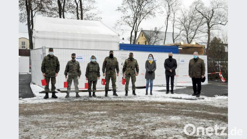 Für die Bundeswehrsoldaten (von links: Hauptgefreiter Ammon, Stabsgefreiter Barkowski, Stabsunteroffizier Knyazev, Stabsunteroffizier Arens, Oberfeldwebel Schinor) gab es schon vor Weihnachten kleine Leckereien als Geschenke. Landrat Richard Reisinger (rechts) bedankte sich bei ihnen für ihren &quot;wertvollen Einsatz&quot; im Testzentrum. Auch Landratsamt-Mitarbeiterin Sophie Ibler und Gesundheitsamt-Leiter Roland Brey waren voll des Lobes für die Soldaten. Bild: exb