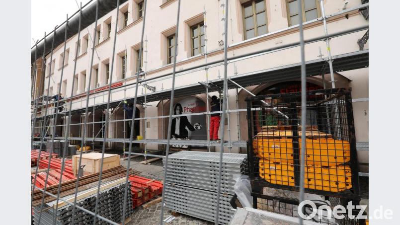 Es tut sich was beim ehemaligen Kaufhaus Storg/Forum. Derzeit wird entlang der historischen, denkmalgeschützten Fassade das Gerüst aufgebaut. Bild: Wolfgang Steinbacher