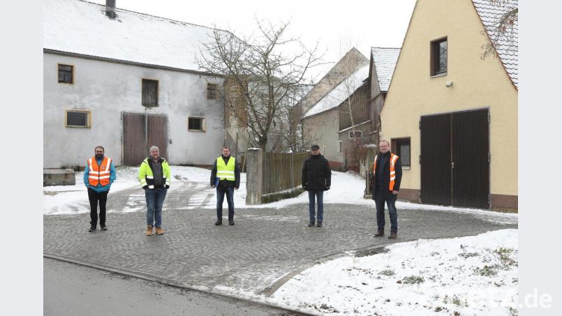 Mit dem Fortschritt der Arbeiten zufrieden zeigten sich (von links) Baureferent Markus Ohla, Polier Martin Reinl, Planer Reiner Schönberger, Zweiter Bürgermeister Klaus Siegert und Bürgermeister Uwe König. Bild: Wolfgang Steinbacher