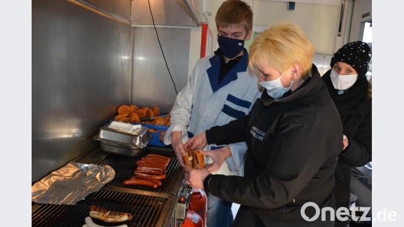 Letzte Hand wird angelegt an der Bratwurstsemmel. Bild: jr