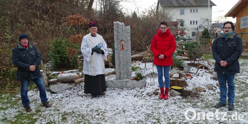 Familie Gollwitzer erbat am Barbaratag den kirchlichen Segen von Monsignore Andreas Uschold (Zweiter von links) für das Marienmarterl am Hopfenweg. Bild: Dobmeier