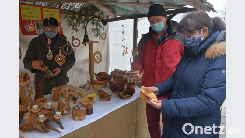 Drechselarbeiten von Ludwig Doss, schon seit vielen Jahren ist er mit seinen Arbeiten am Mitterteicher Weihnachtsmarkt vertreten. Bild: jr