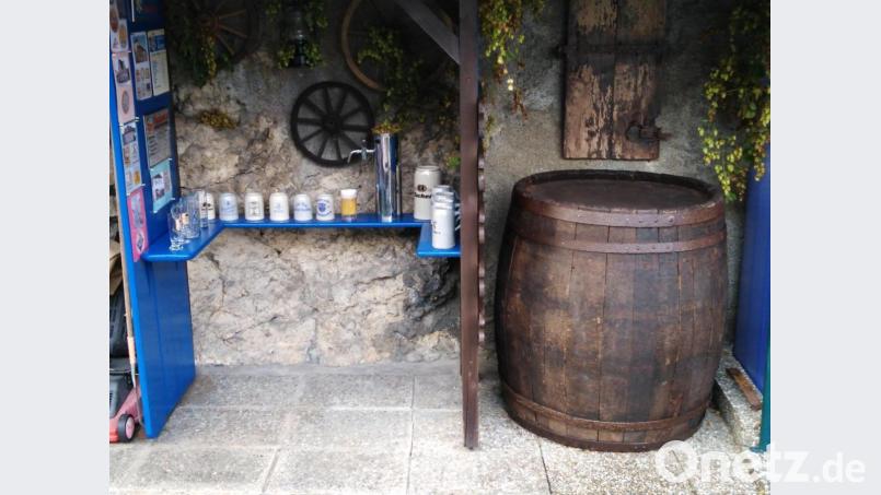 Neben der Abteilung 3 mit ihrer Maßkrugsammlung steht das Riesen-Fass mit neun Hektolitern Fassungsvermögen. Bild: ge