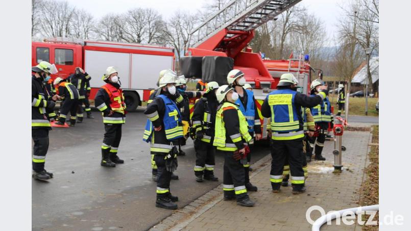 Mit Hilfe der Drehleiter aus Marktredwitz bekämpften die Feuerwehrleute den Brand im Obergeschoss des Neubaus. Bild: rw