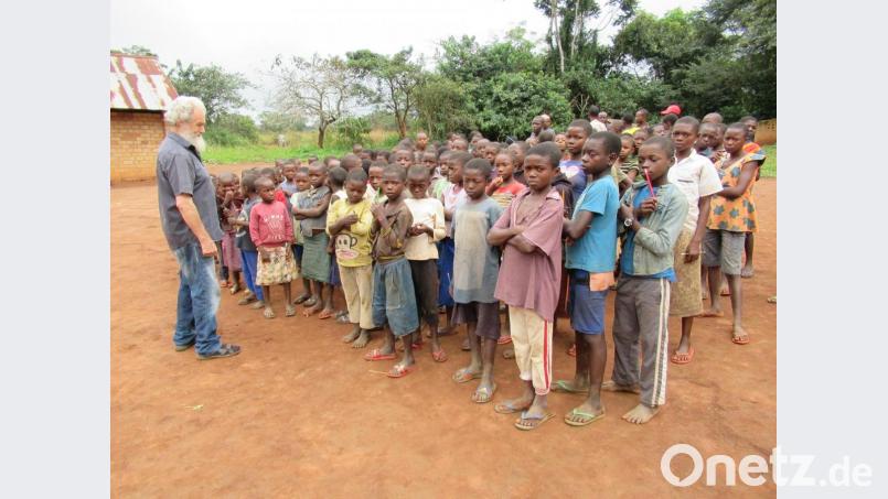 Seit 49 Jahren wirkt der Augustinerpater Ferdinand im Kongo/Afrika. In dieser Zeit haben sich die Lebensverhältnisse der Einheimischen sehr verbessert. Hier unterhält er sich mit Grundschülern. Bild: privat