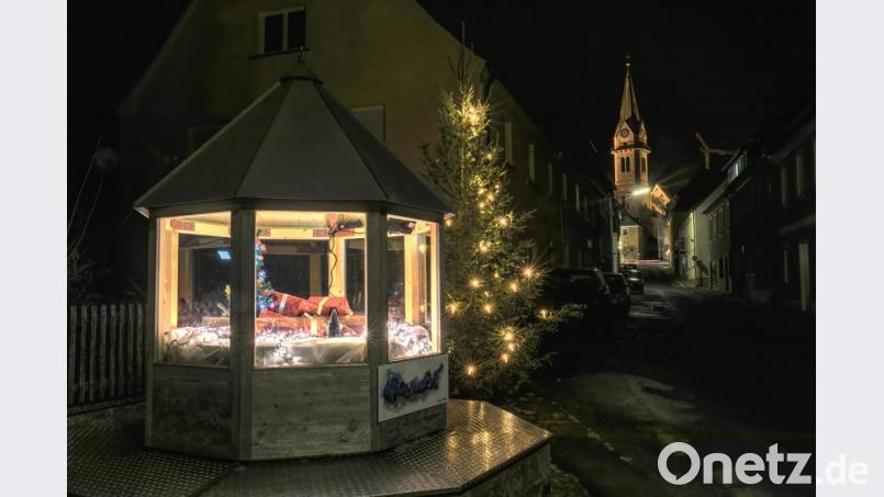 Die weihnachtlich geschmückte Springbrunnen-Schutzhütte in der Pfarrgasse wurde heuer erstmals um einen Christbaum ergänzt. Bild: njn