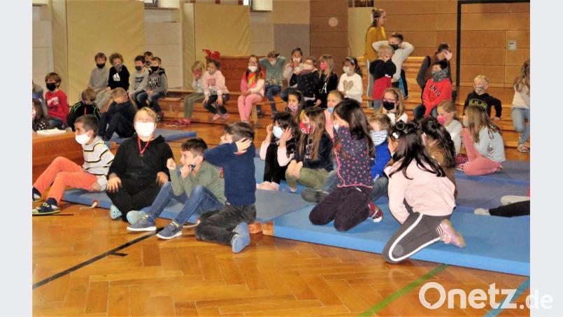 "Schreit mal so laut ihr könnt." Diese Aufforderung des Kinderbuchautors Andreas Fachtan am Ende der Lesung nahmen die Kinder derat "ernst", dass sie sich selbst die Ohren zuhalten mussten. Bild: ubb