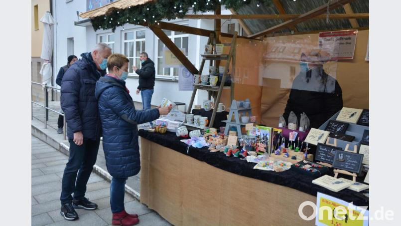 Spannendes und Selbstgemachtes gab es bei Claudia Sollfrank im Schatten der Stadtpfarrkirche zu kaufen. Bild: jr