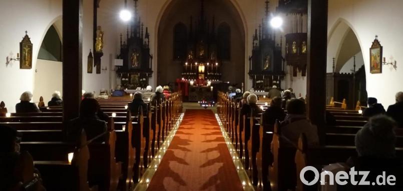 Stimmungsvolle Messe im Kerzenschein. Bild: Dobmeier