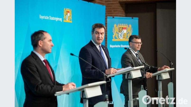 06.12.2020, Bayern, München: Markus Söder (CSU, M), Parteivorsitzender und Ministerpräsident von Bayern, spricht nach einer Kabinettssitzung zur weiteren Entwicklung in der Corona-Pandemie auf einer Pressekonferenz. Neben ihm stehen Hubert Aiwanger, Wirtschaftsminister und Landesvorsitzender der Freien Wähler in Bayern (l), und Florian Herrmann (CSU), Leiter der bayerischen Staatskanzlei. Das Kabinett hat zuvor per Video-Schalte getagt. Foto: Matthias Balk/dpa +++ dpa-Bildfunk +++ Bild: Matthias Balk