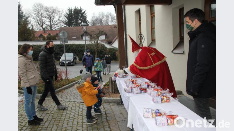 Unterstützt von Bürgermeister Rudolf J. Teplitzky überreichte der Nikolaus (Klaus Habl) an jedes Kind ein kleines Päckchen. Unter Berücksichtigung der Hygiene- und Abstandsregeln, durfte nur immer eine Familie zum Gabentisch am Hintereingang des Rathauses. Bild: frd