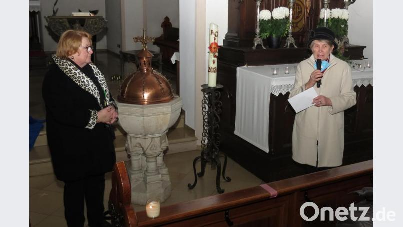 Frauenbundvorsitzende Barbara Faltenbacher (links) überreicht 500 Euro an Renate Freuding-Spintler für die Hilfsorganisation Adventslicht. Bild: Dobmeier