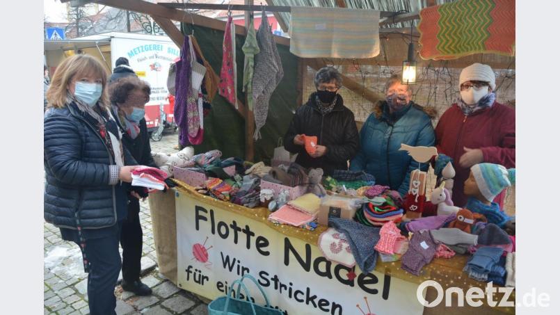 Die Strickrunde „Flotte Nadeln“ verkaufte liebevoll Selbstgemachtes, dessen Erlös traditionell karitativen und sozialen Zwecken zufließt. Bild: jr