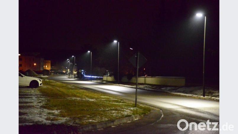 Insgesamt 19 Straßenlampen, davon 14 kürzlich vom Bayernwerk im Auftrag des Marktes Luhe-Wildenau aufgestellt, erhellen die Fahrbahn der Michael-Höhbauer-Straße und auch die Seitenstreifen. Damit erwartet sich Bürgermeister Sebastian Hartl eine verbesserte Sicherheit für die Fußgänger in der Dunkelheit. Bild: bey