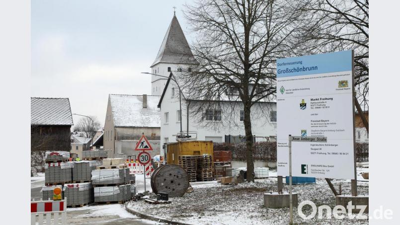 Die Baumaterialien in Großschönbrunn lassen anders vermuten, aber die Dorferneuerung soll schon bald abgeschlossen werden. Bild: Wolfgang Steinbacher