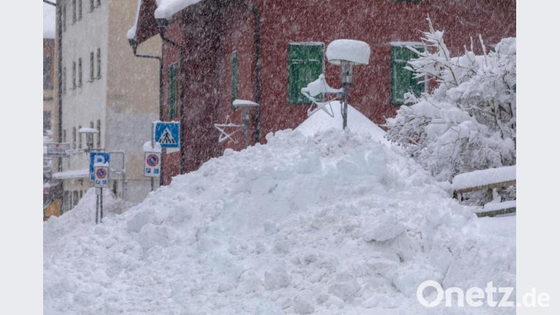 Schnee liegt hoch aufgetürmt am Straßenrand in der Gemeinde Brenner in Südtirol. Bild: Bernd März